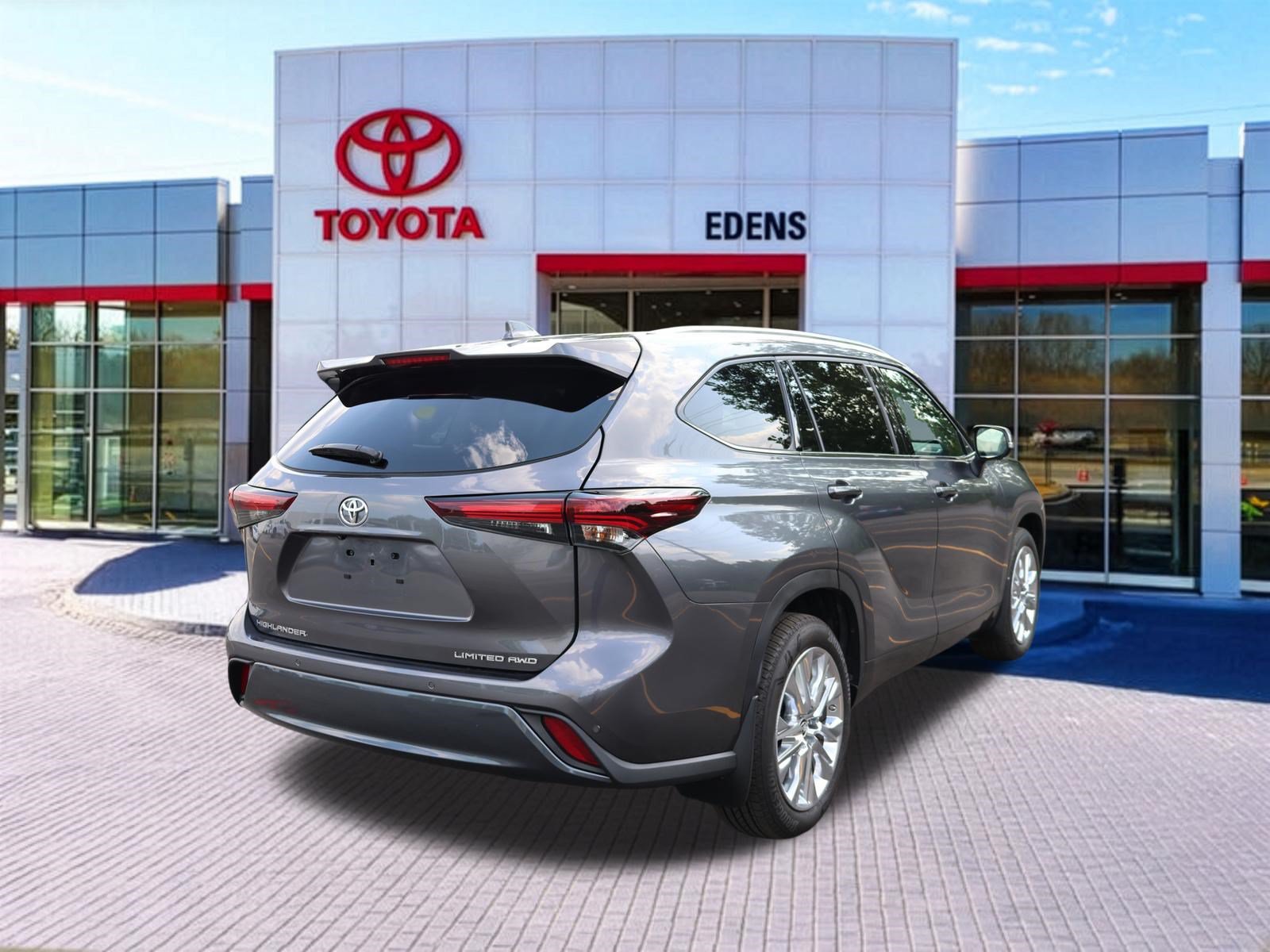 Certified 2024 Toyota Highlander Limited AWD/4WD image 3
