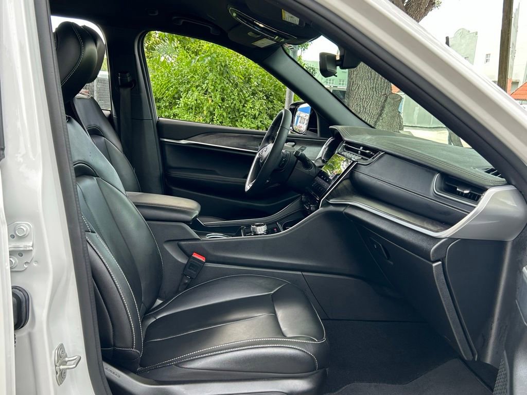 Certified 2024 Jeep Grand Cherokee Limited w/ Black Appearance Package image 35