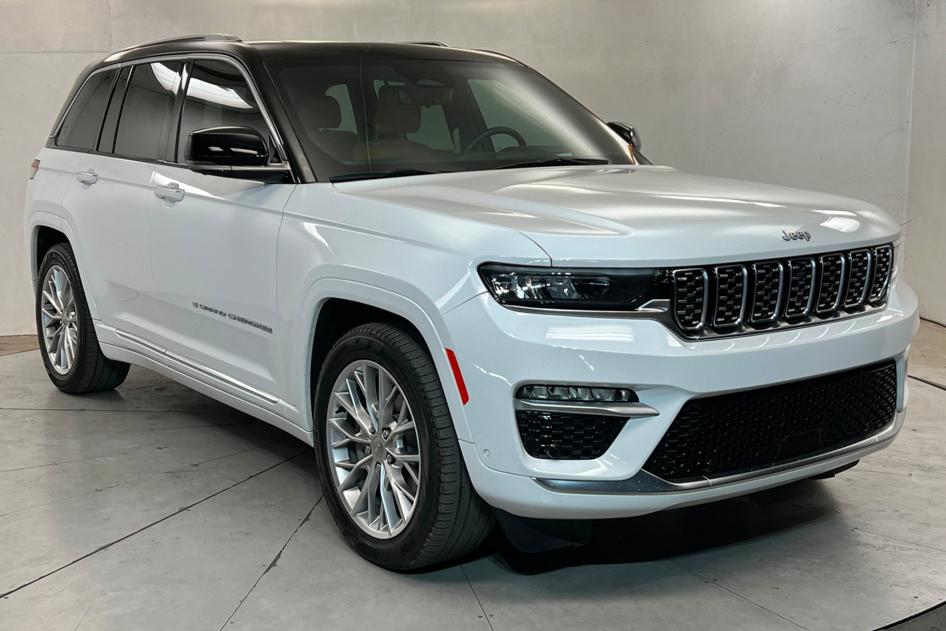 Used 2024 Jeep Grand Cherokee Summit w/ Advanced Protech Group IV AWD/4WD image 8