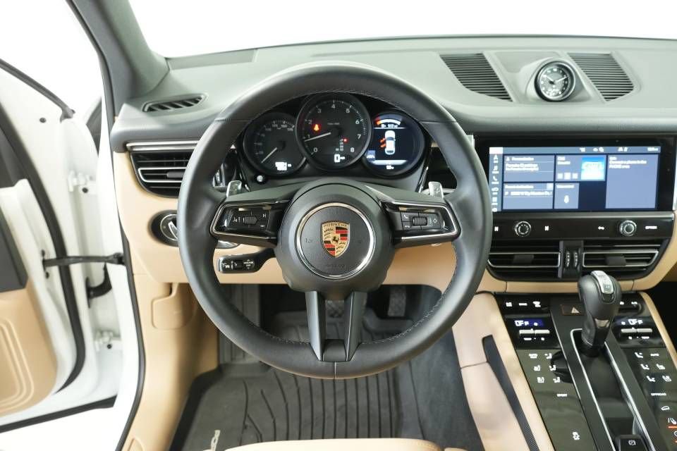 Certified 2025 Porsche Macan AWD/4WD image 13