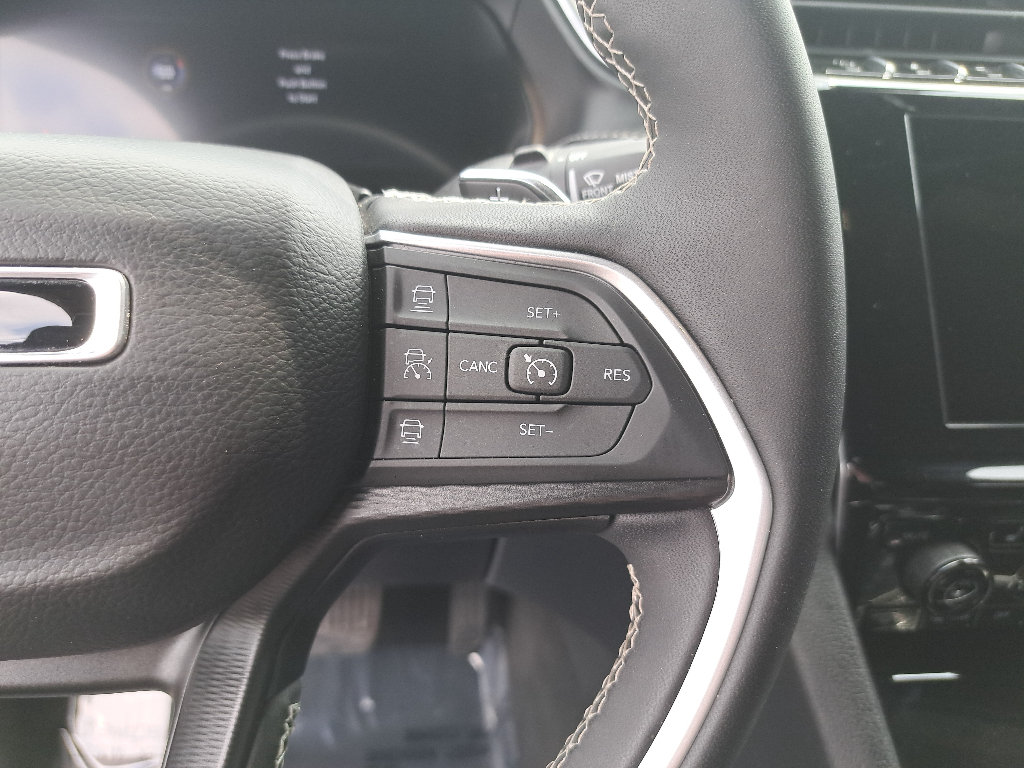 Certified 2025 Jeep Grand Cherokee Altitude AWD/4WD image 19