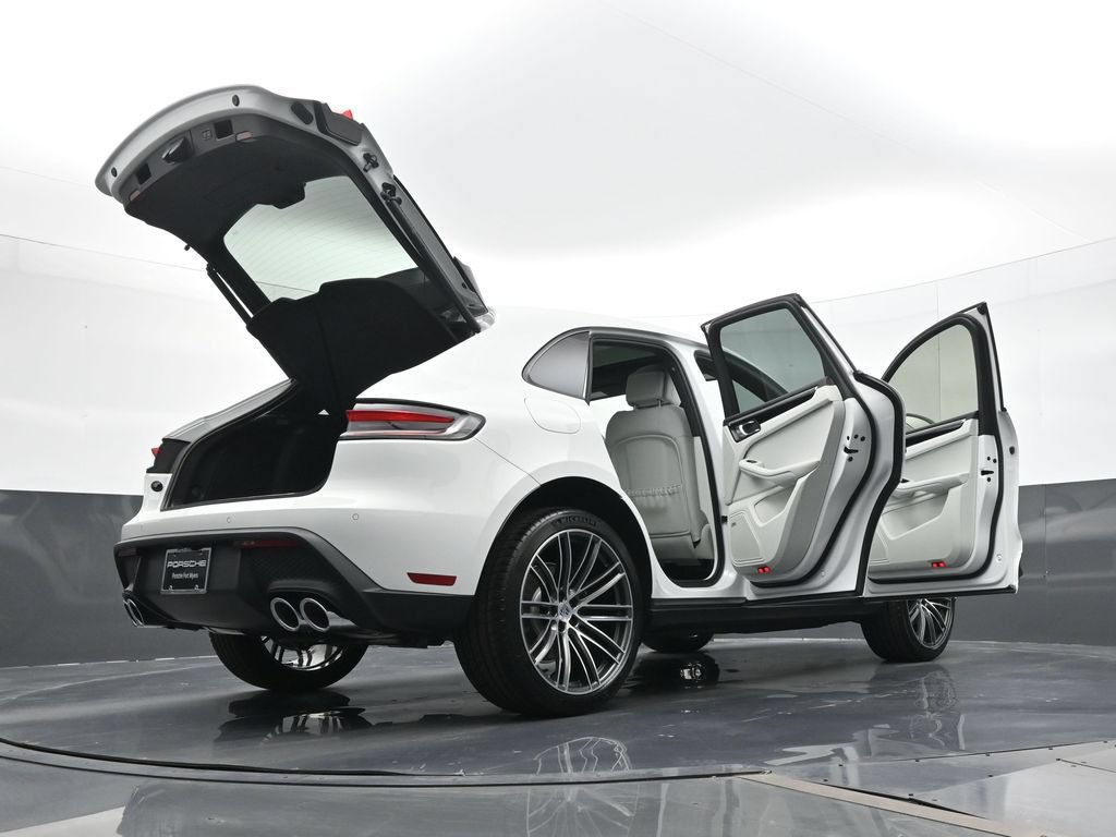 Certified 2025 Porsche Macan AWD/4WD image 30