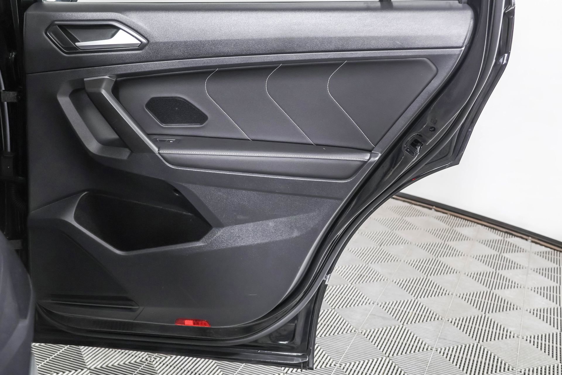 Used 2022 Volkswagen Tiguan SEL R-Line image 43