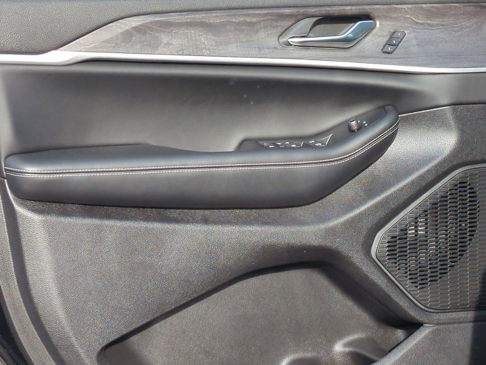 Used 2025 Jeep Grand Cherokee Limited w/ Black Appearance Package RWD image 14