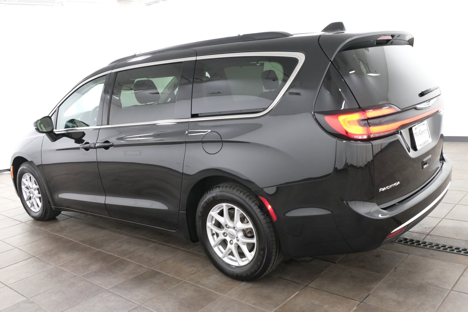 Used 2022 Chrysler Pacifica Touring-L FWD image 3