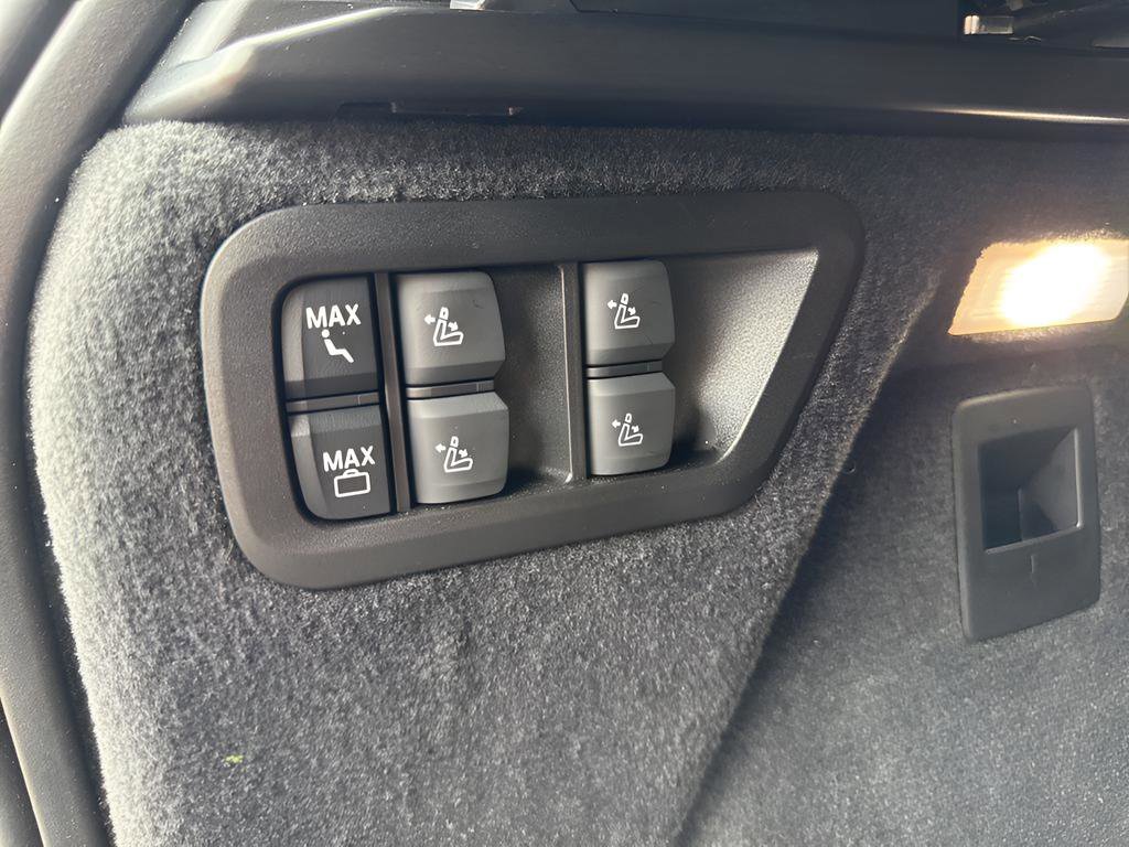 Used 2025 BMW X7 M60i image 33
