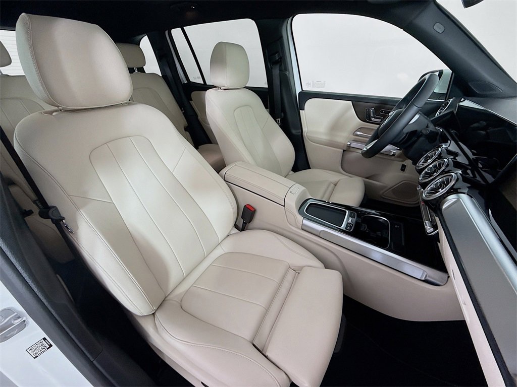 Used 2025 Mercedes-Benz GLB 250 4MATIC image 27