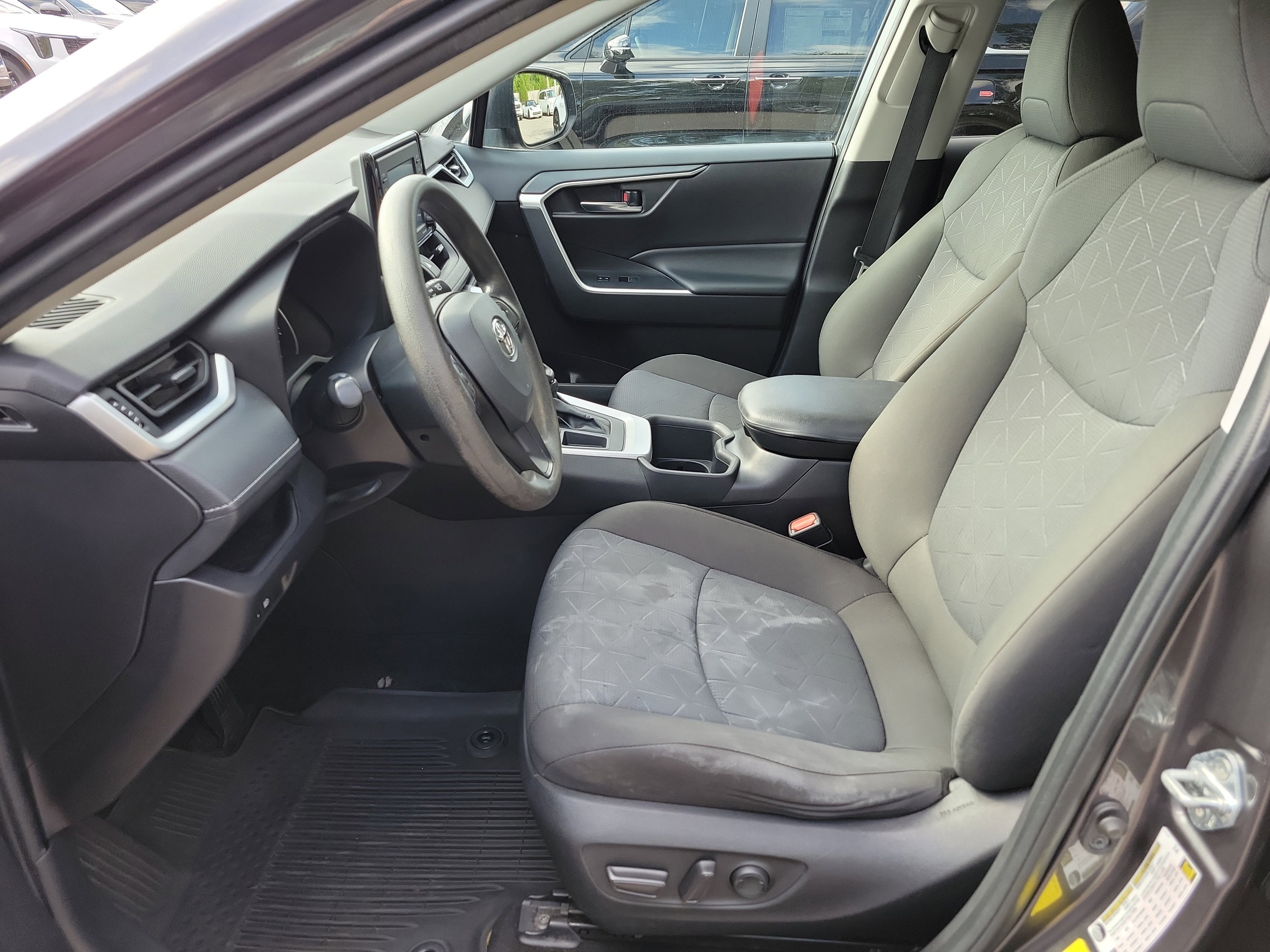 Used 2022 Toyota RAV4 XLE FWD image 21