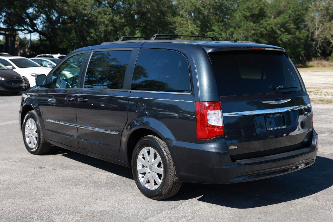 Used 2014 Chrysler Town & Country Touring FWD image 5