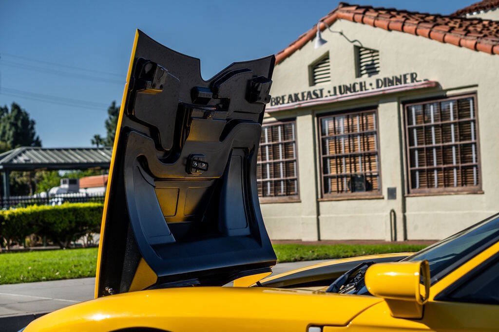 Used 2006 Ford GT RWD image 64