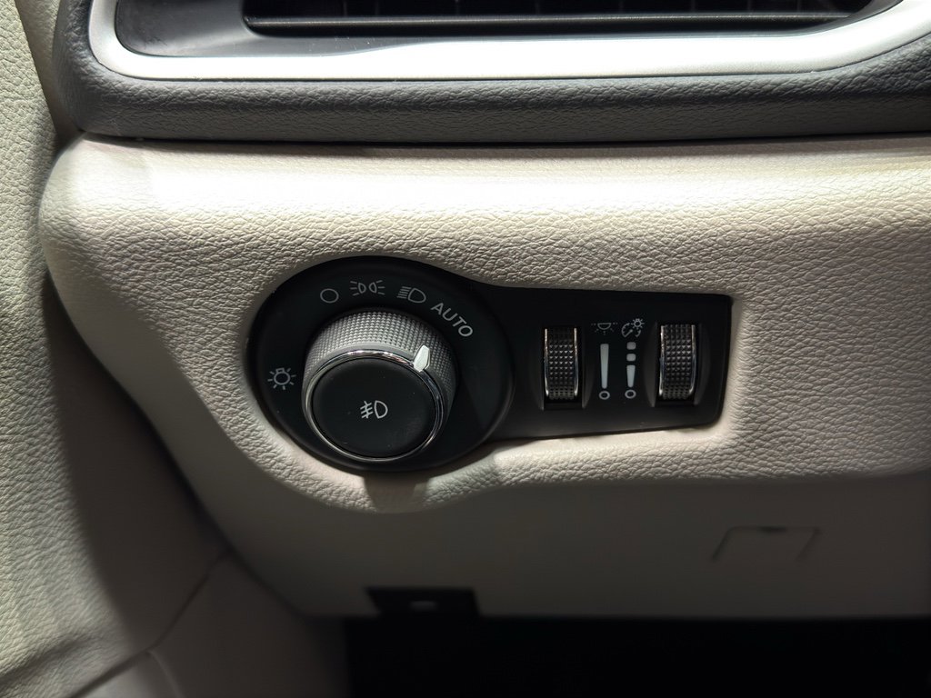 Used 2024 Chrysler Pacifica Touring-L image 34