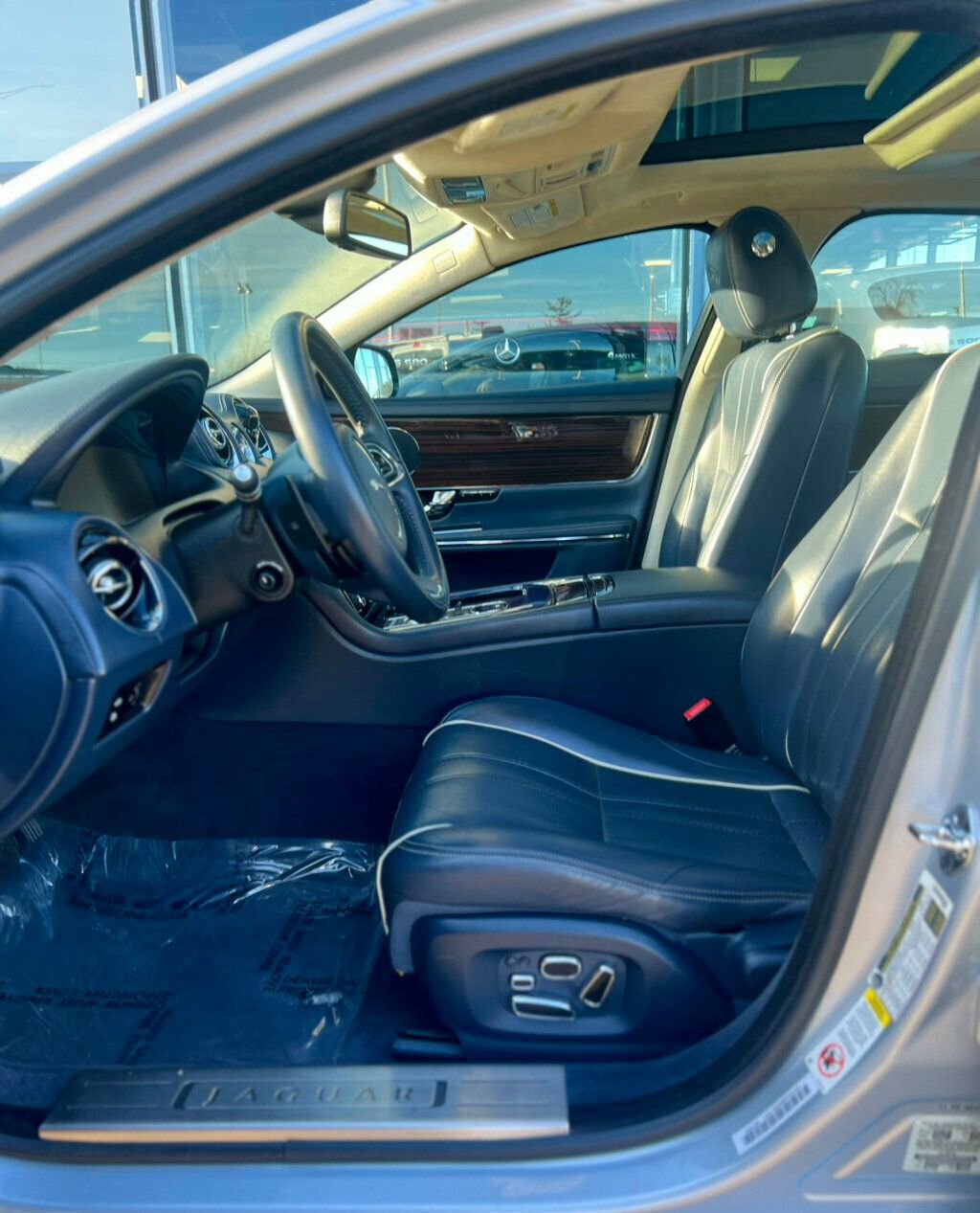 Used 2011 Jaguar XJ L image 16