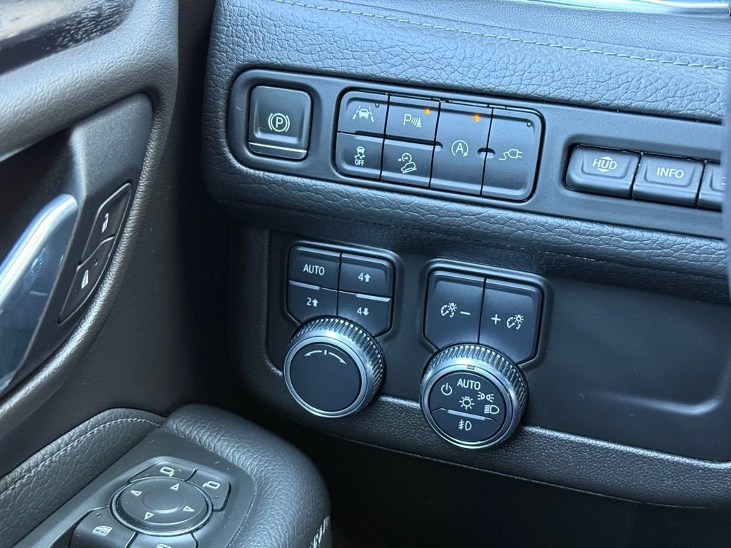 Used 2021 GMC Yukon XL Denali w/ Denali Premium Package image 25