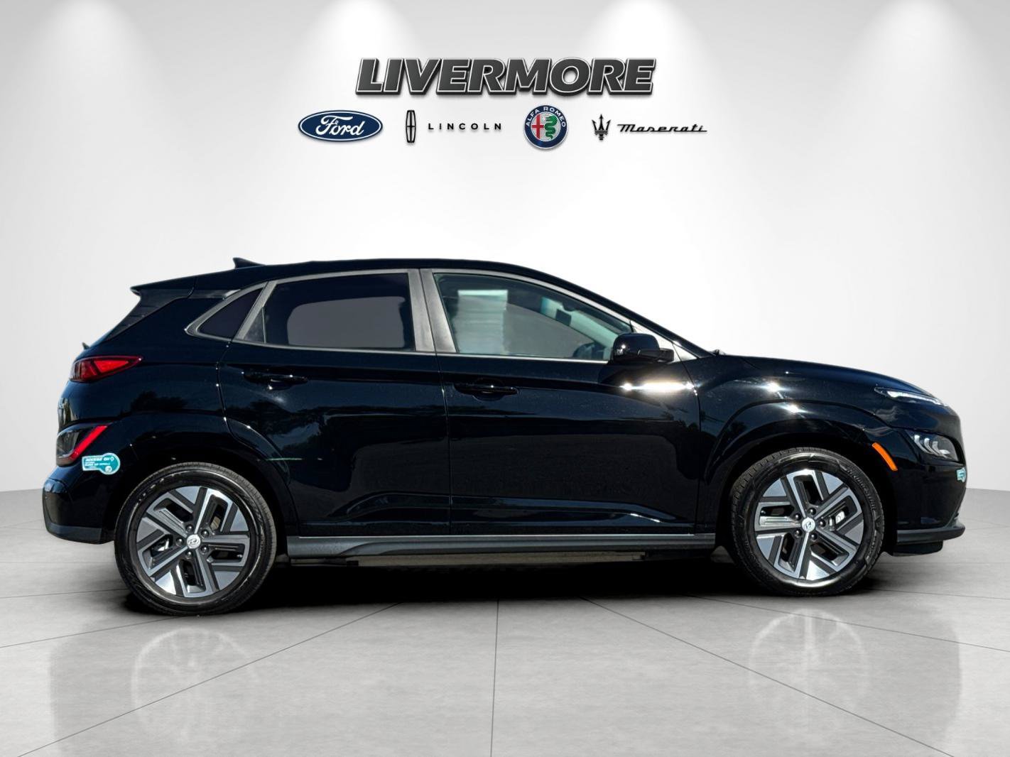 Used 2023 Hyundai Kona Limited FWD image 2