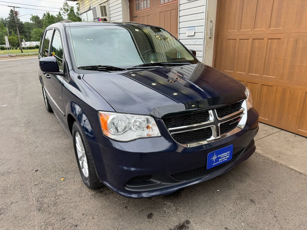 Used 2016 Dodge Grand Caravan SXT w/ Rear Park Assist Package FWD image 1