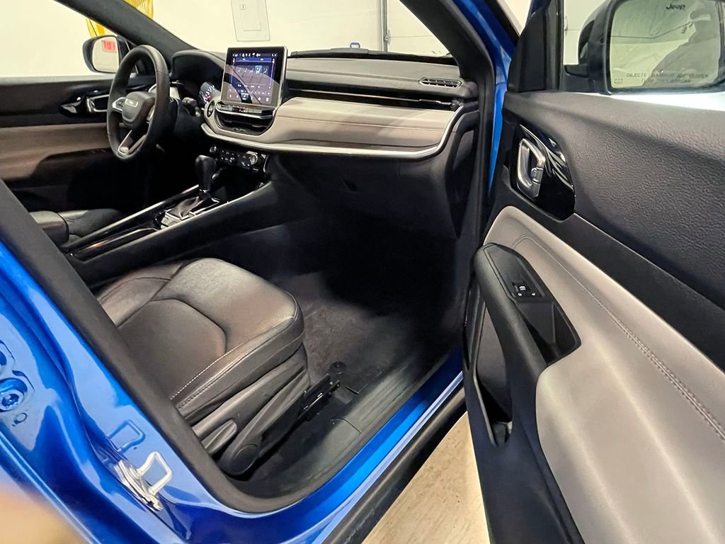 Used 2025 Jeep Compass Limited image 24