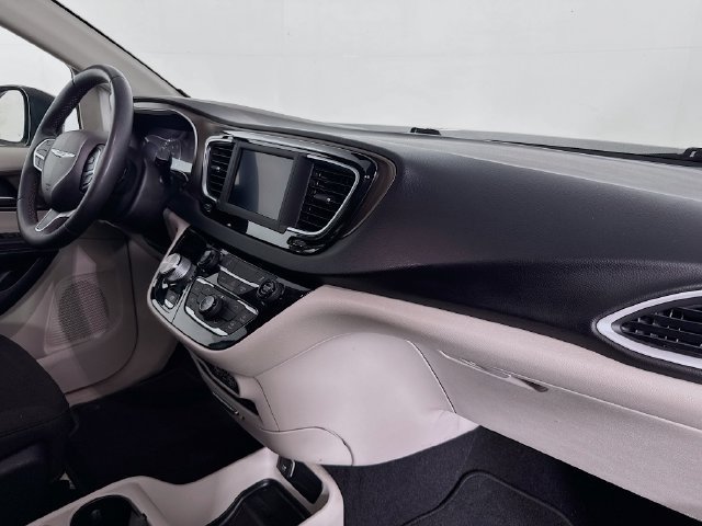 Used 2022 Chrysler Voyager LX FWD image 27