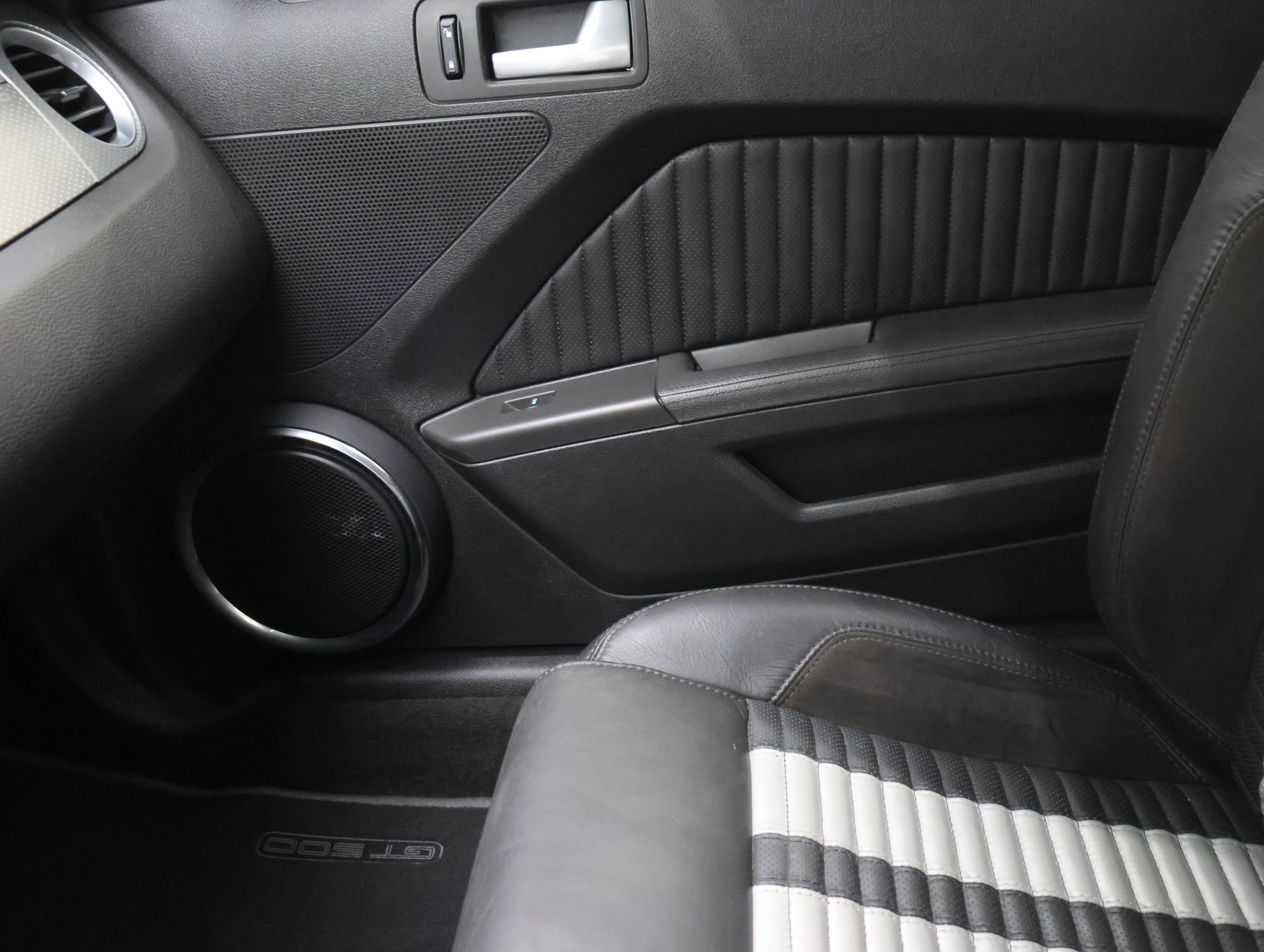 Used 2011 Ford Mustang Shelby GT500 RWD image 13