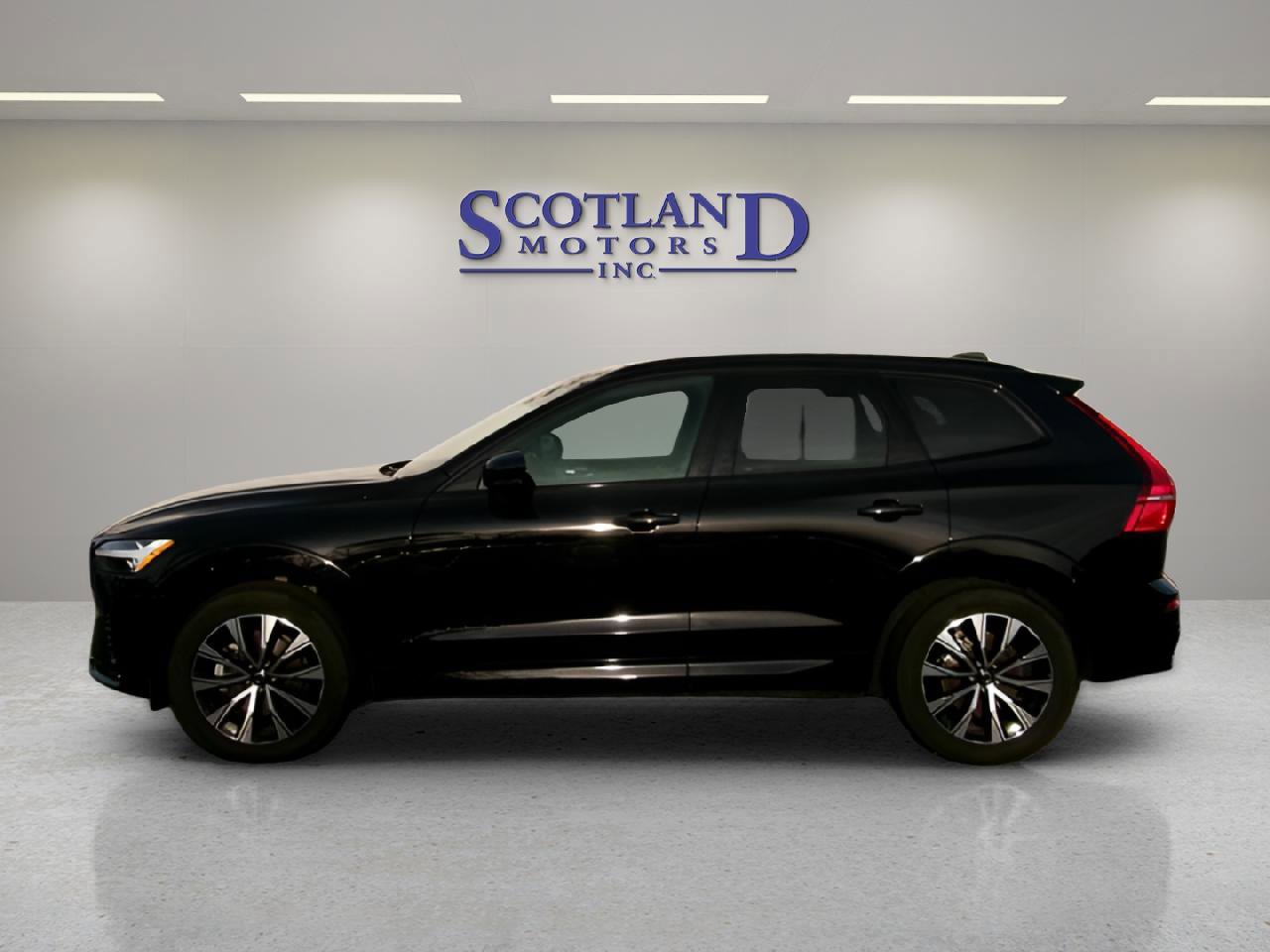 Used 2025 Volvo XC60 B5 Core image 1