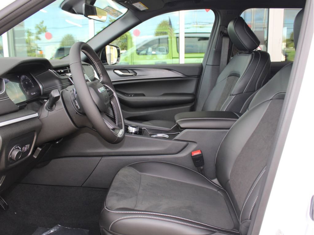 New 2025 Jeep Grand Cherokee L Altitude image 11