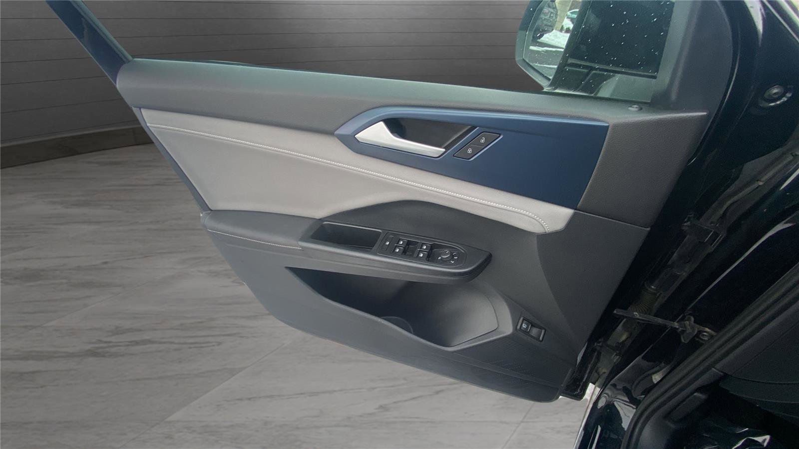 Used 2024 Volkswagen Taos SE image 21