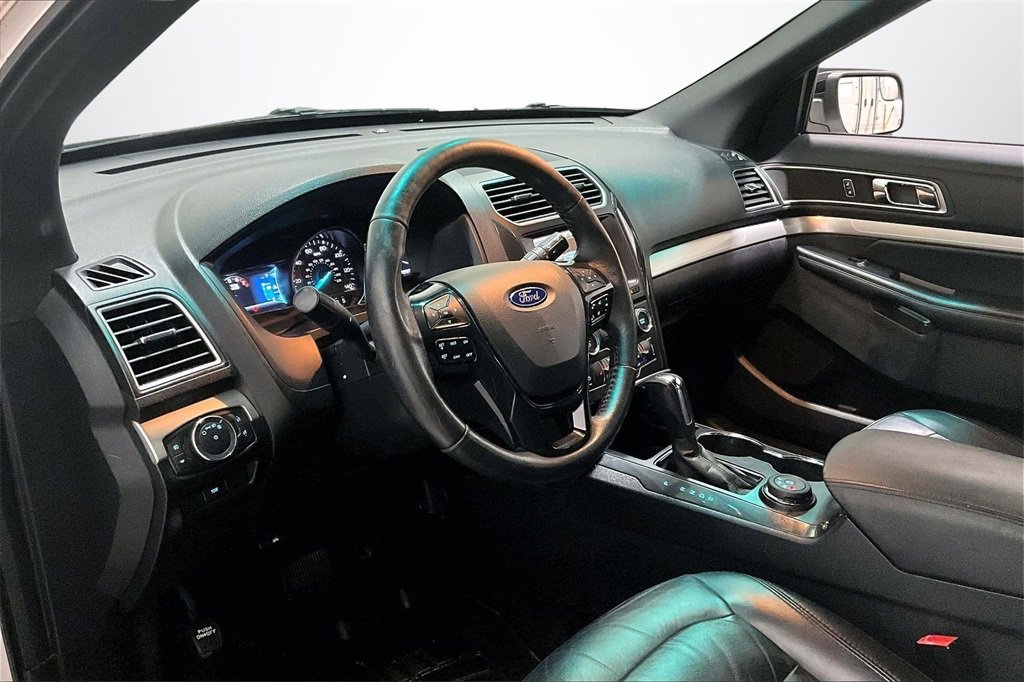 Used 2016 Ford Explorer XLT w/ Equipment Group 202A image 17