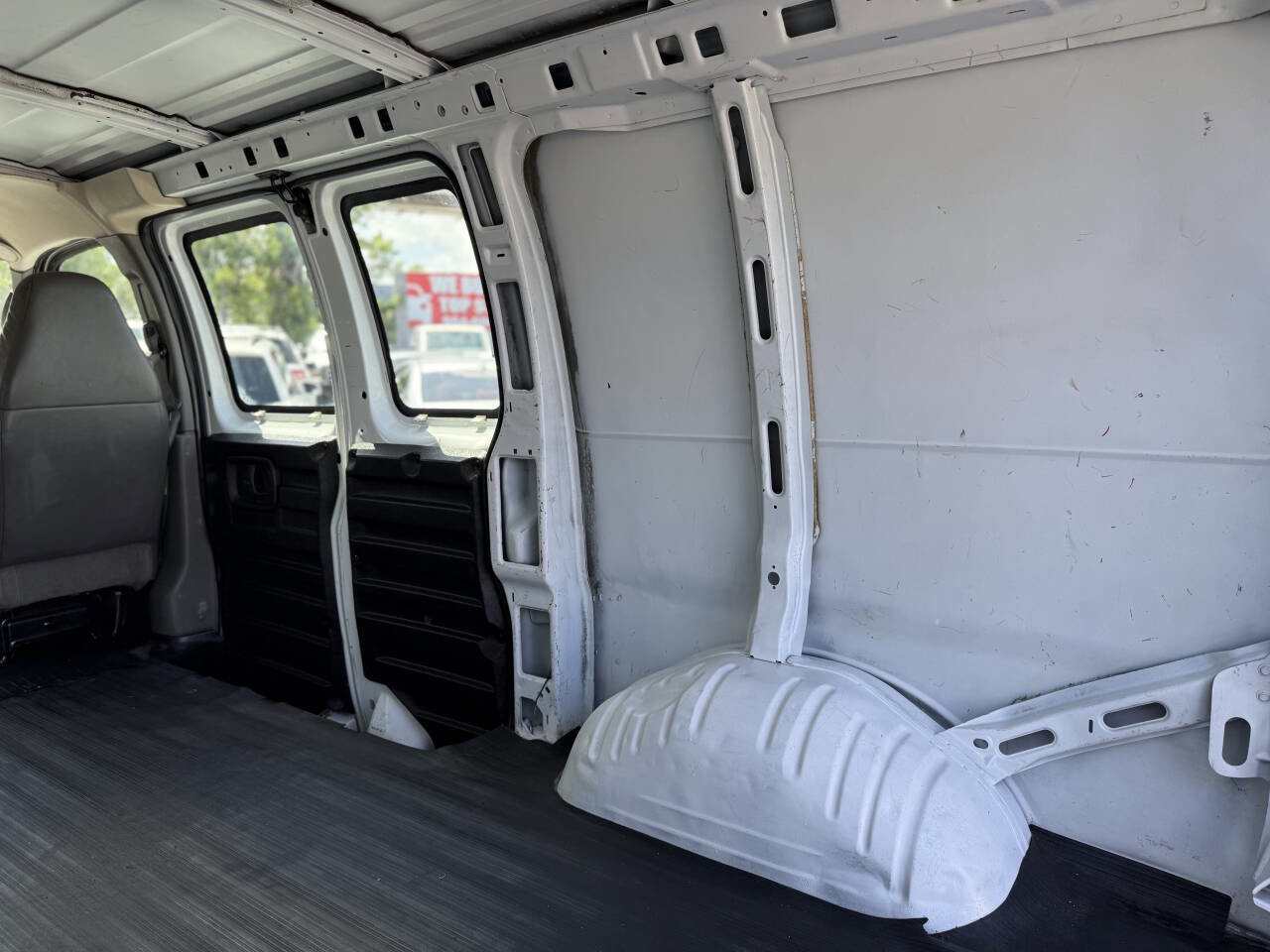 Used 2005 Chevrolet Express 2500 image 15