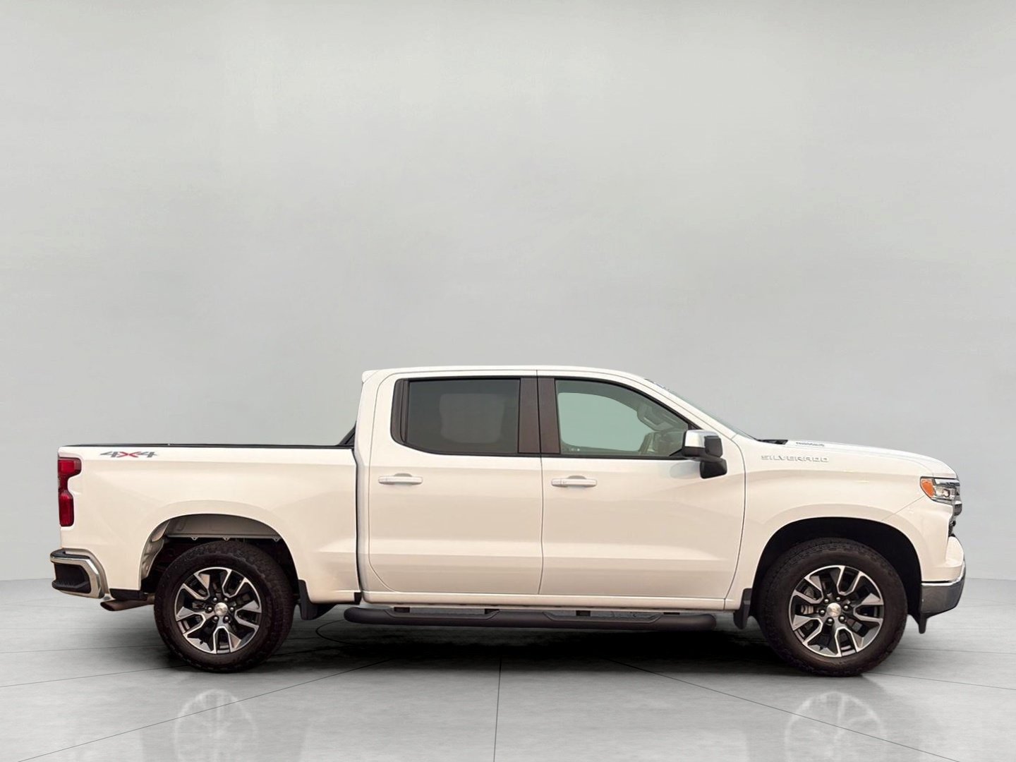 Used 2024 Chevrolet Silverado 1500 LT AWD/4WD image 3