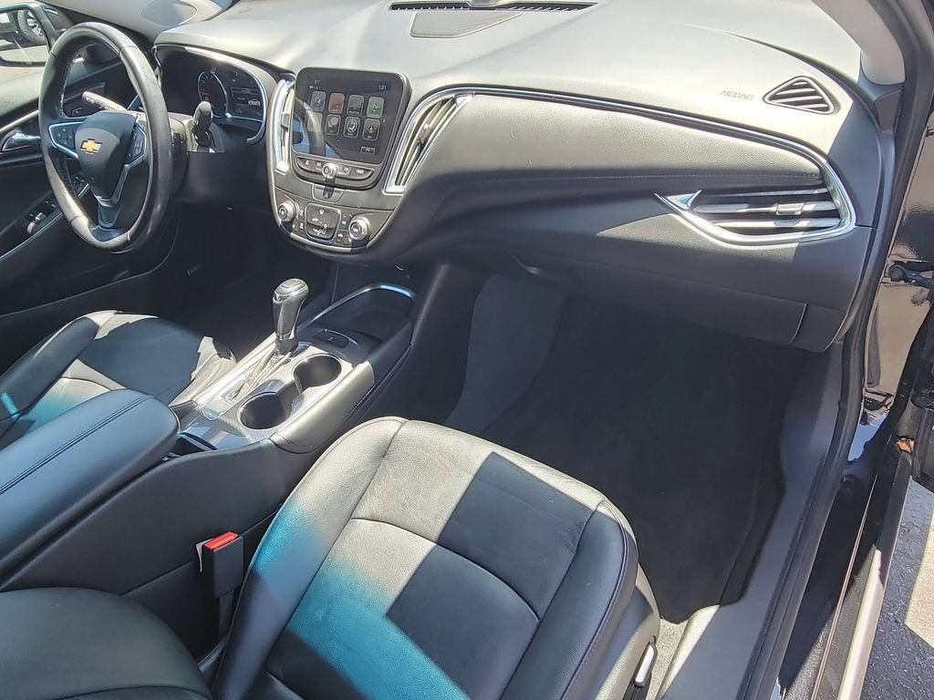 Used 2018 Chevrolet Malibu LT w/ Leather Package FWD image 28