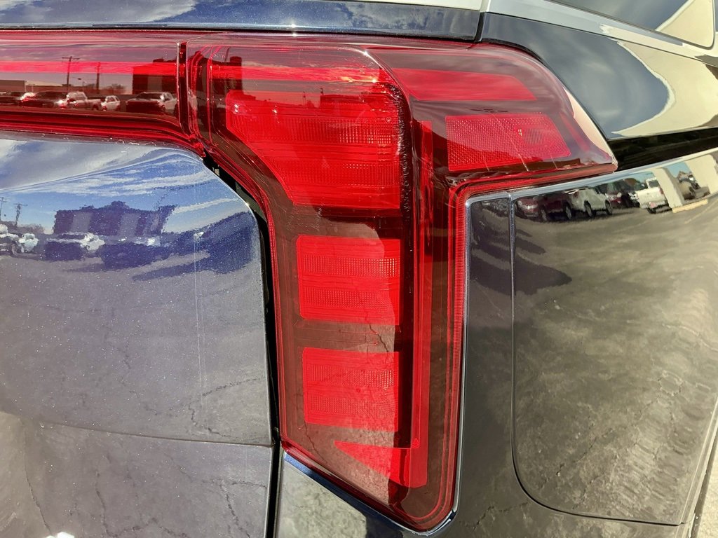 Used 2025 Kia Carnival EX image 16