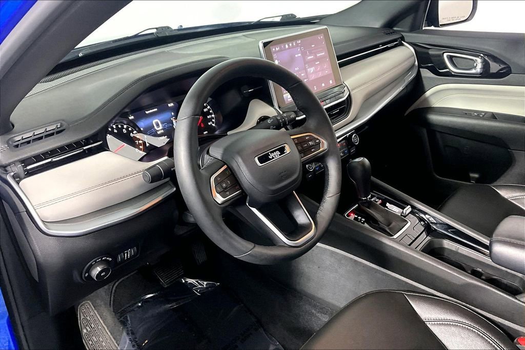 Used 2025 Jeep Compass Limited AWD/4WD image 13