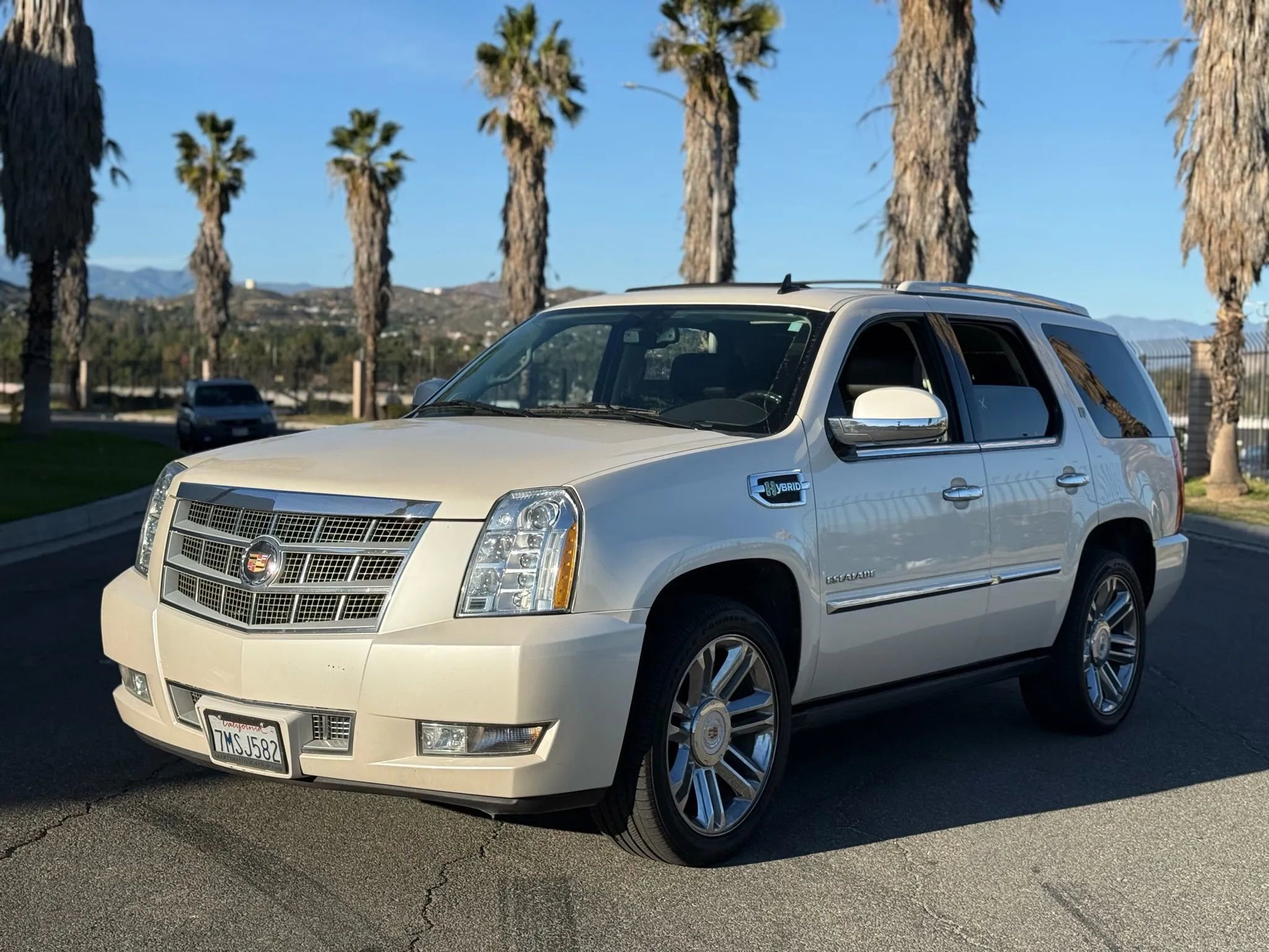Used 2013 Cadillac Escalade Platinum image 3