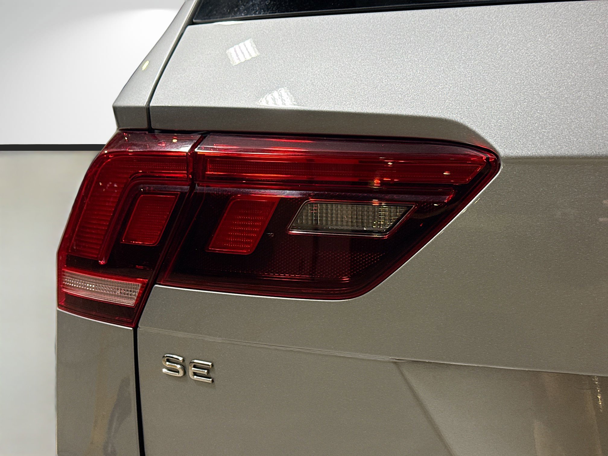 Used 2022 Volkswagen Tiguan SE R-Line image 10