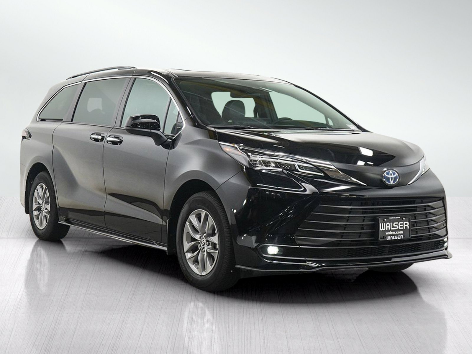 Used 2025 Toyota Sienna XLE w/ XLE Plus Package AWD/4WD image 7