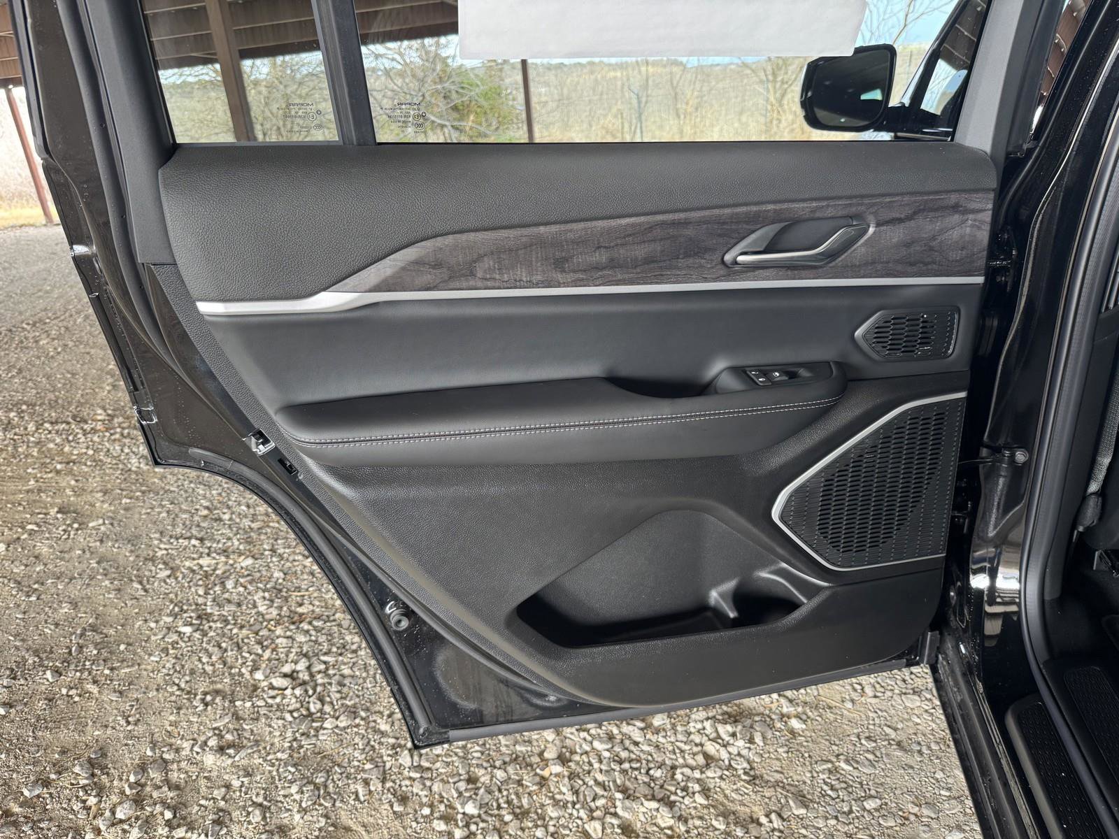 New 2025 Jeep Grand Cherokee L Limited w/ Black Appearance Package image 25