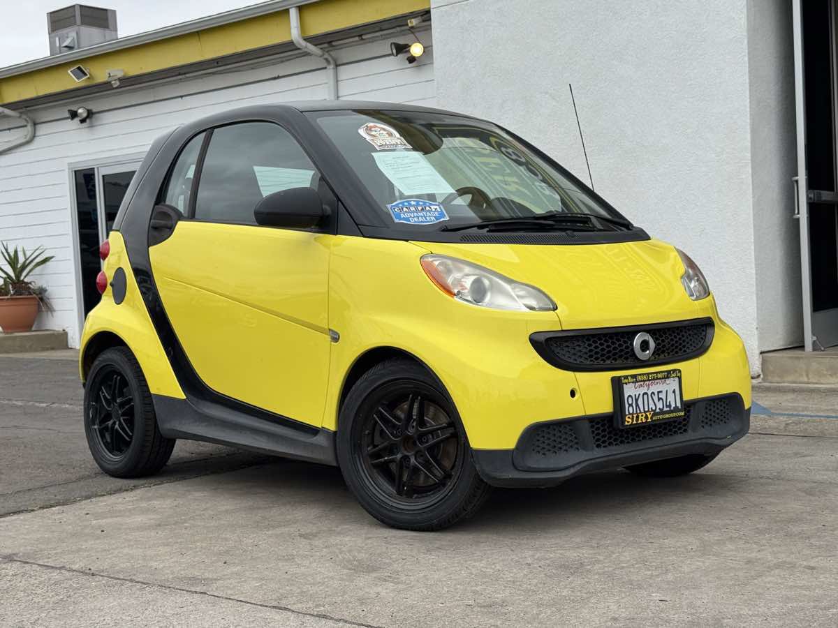 Used 2013 smart fortwo pure RWD image 2