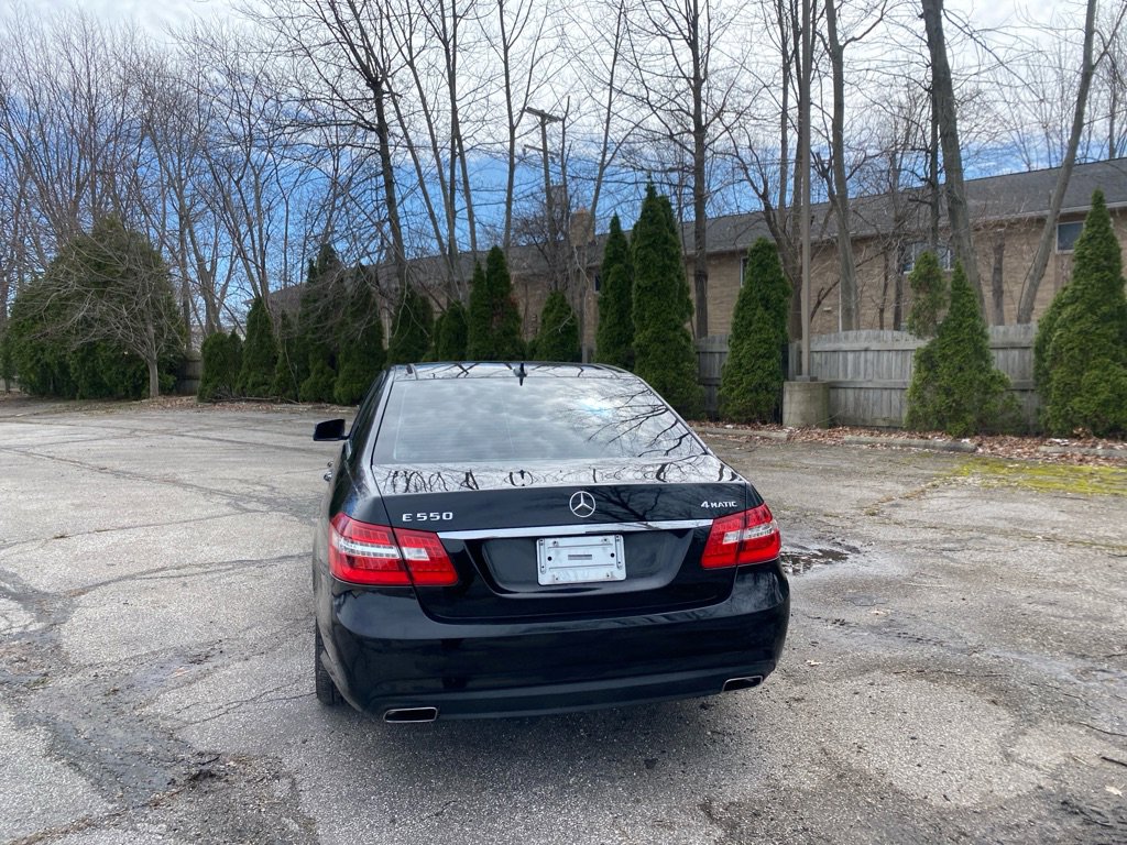 Used 2010 Mercedes-Benz E 550 4MATIC Sedan image 4
