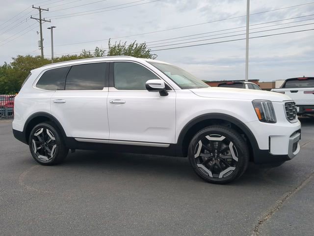 Used 2023 Kia Telluride S image 2