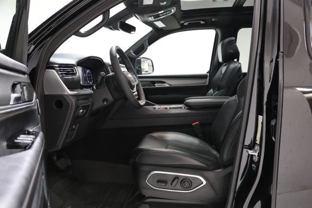 Used 2025 Jeep Wagoneer 4WD w/ Premium Group I image 17