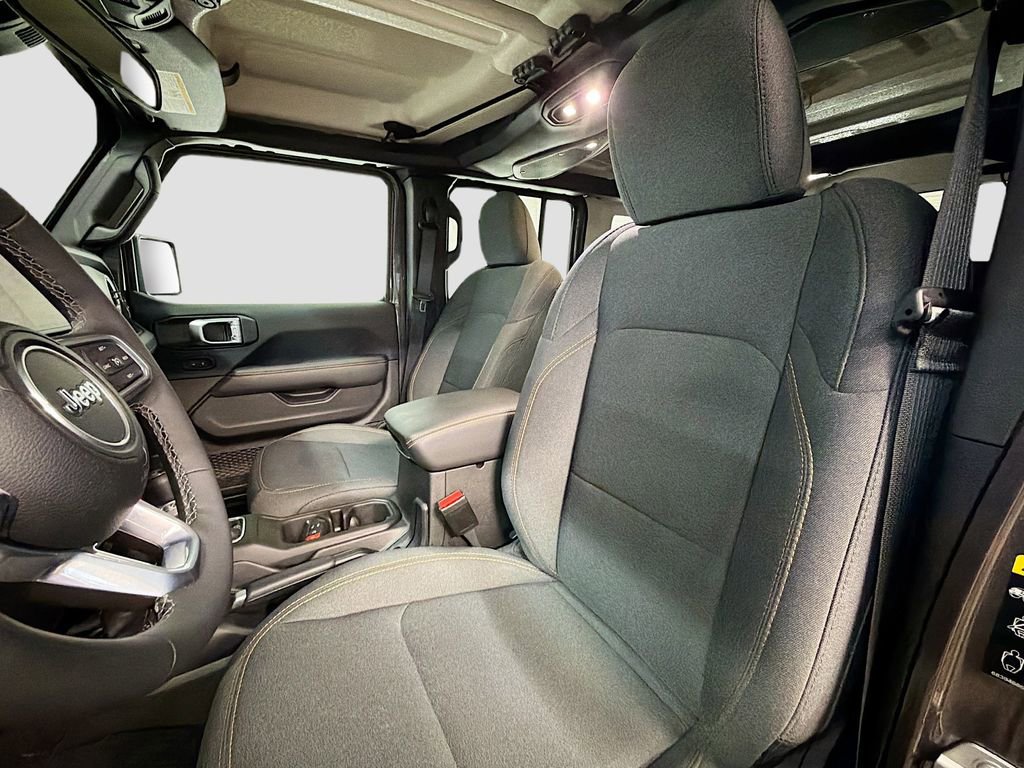 Used 2025 Jeep Wrangler Unlimited Sahara AWD/4WD image 19
