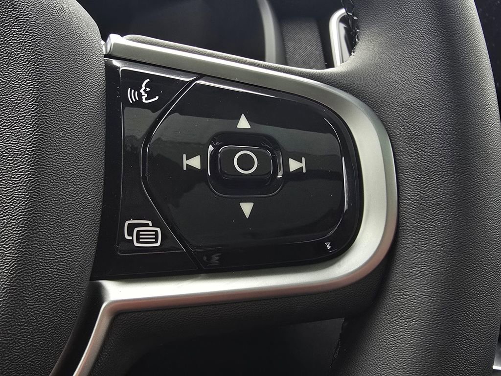 New 2025 Volvo XC90 B5 Plus w/ Protection Package Premier image 34