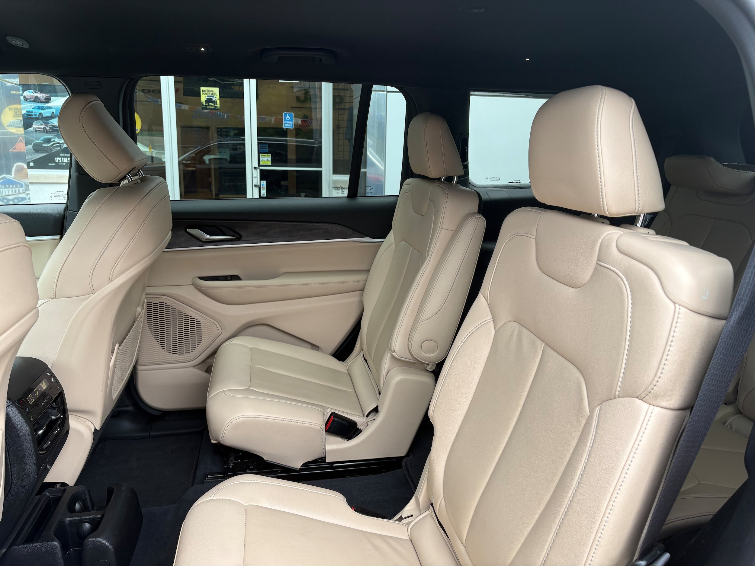 Used 2023 Jeep Grand Cherokee L Limited AWD/4WD image 15