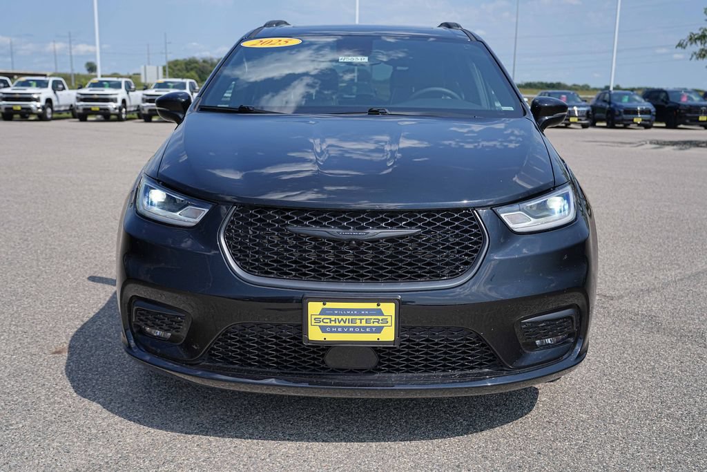 Used 2025 Chrysler Pacifica Limited FWD image 2