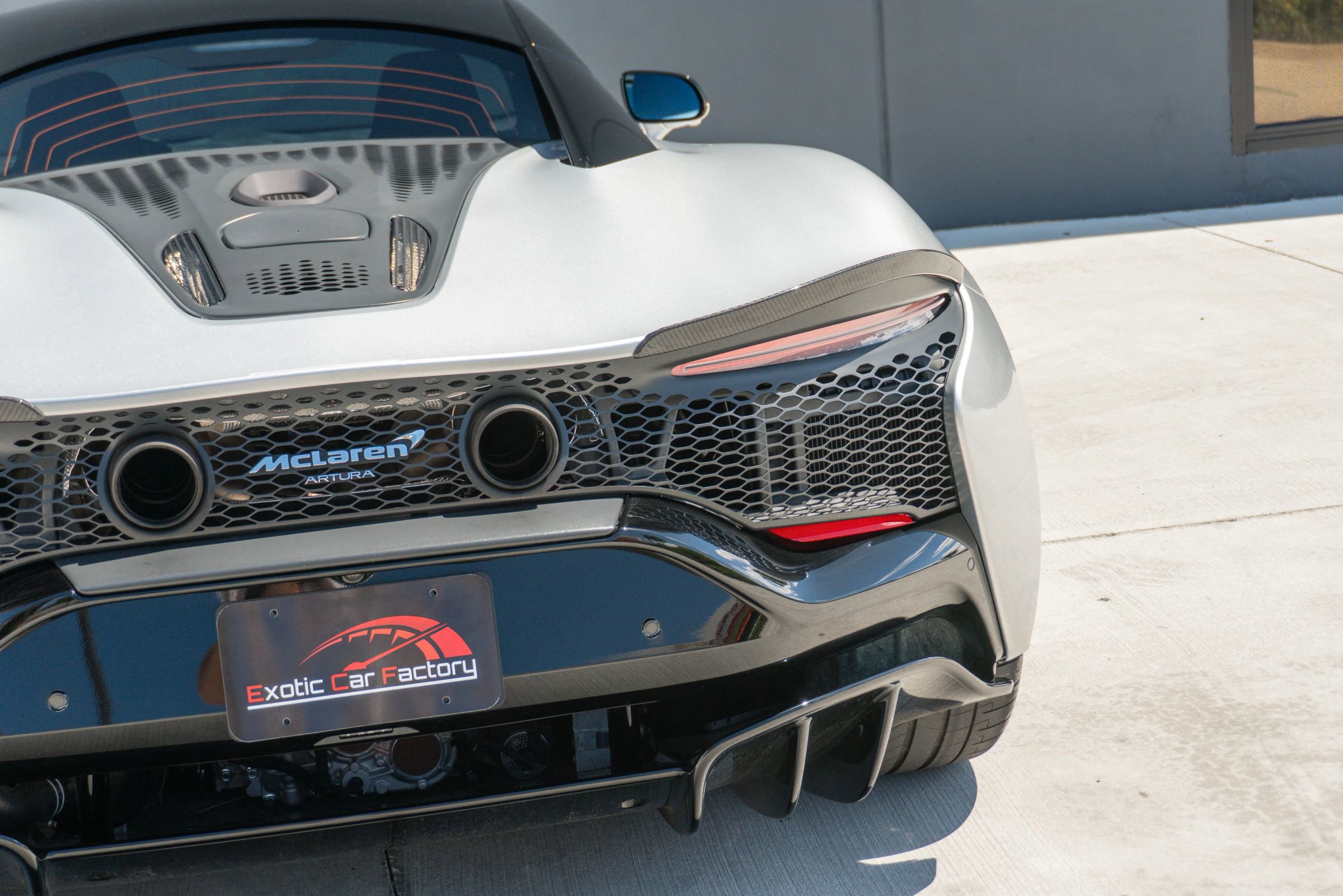 Used 2023 McLaren Artura RWD image 46