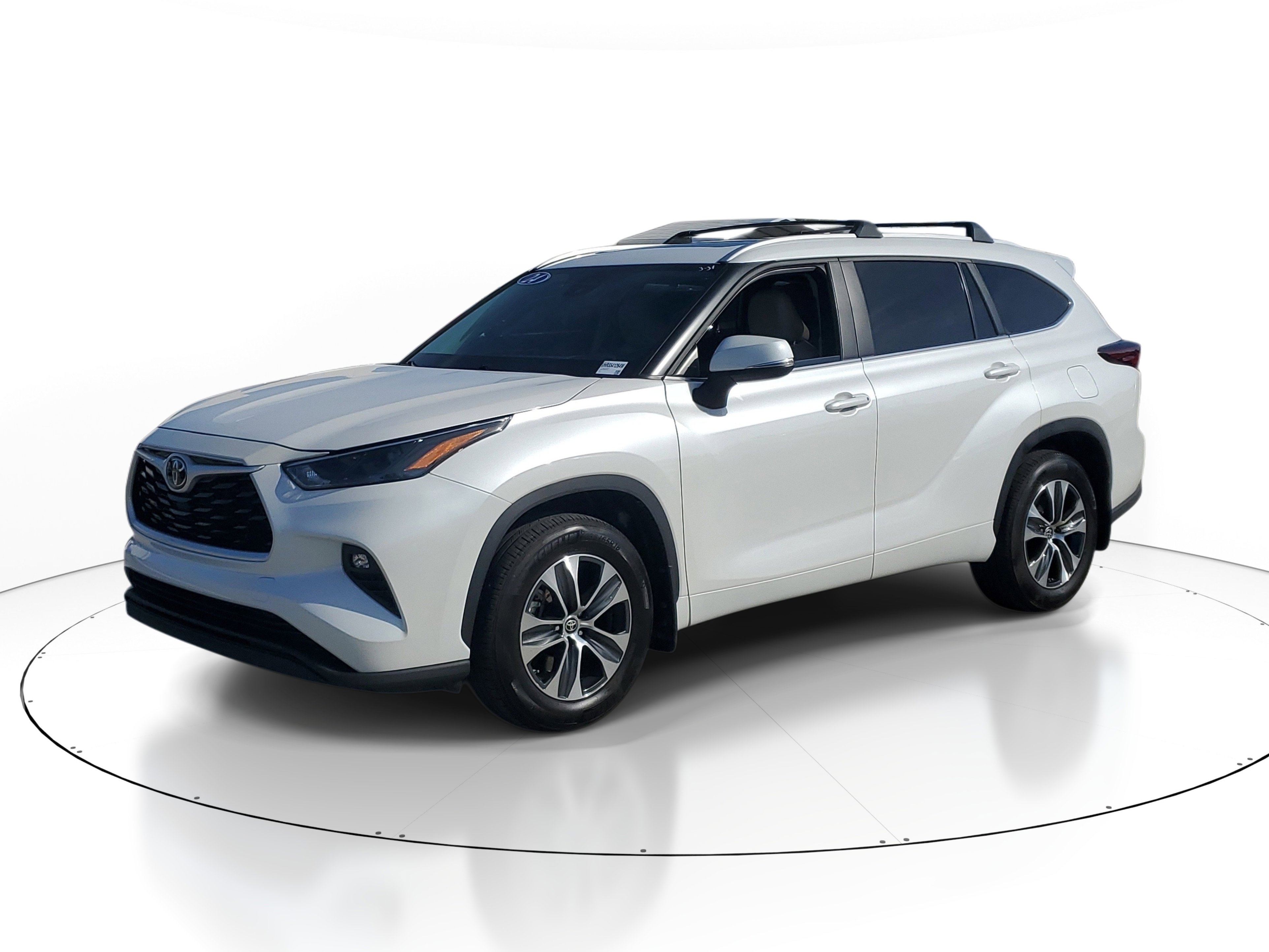 Used 2024 Toyota Highlander XLE FWD image 3