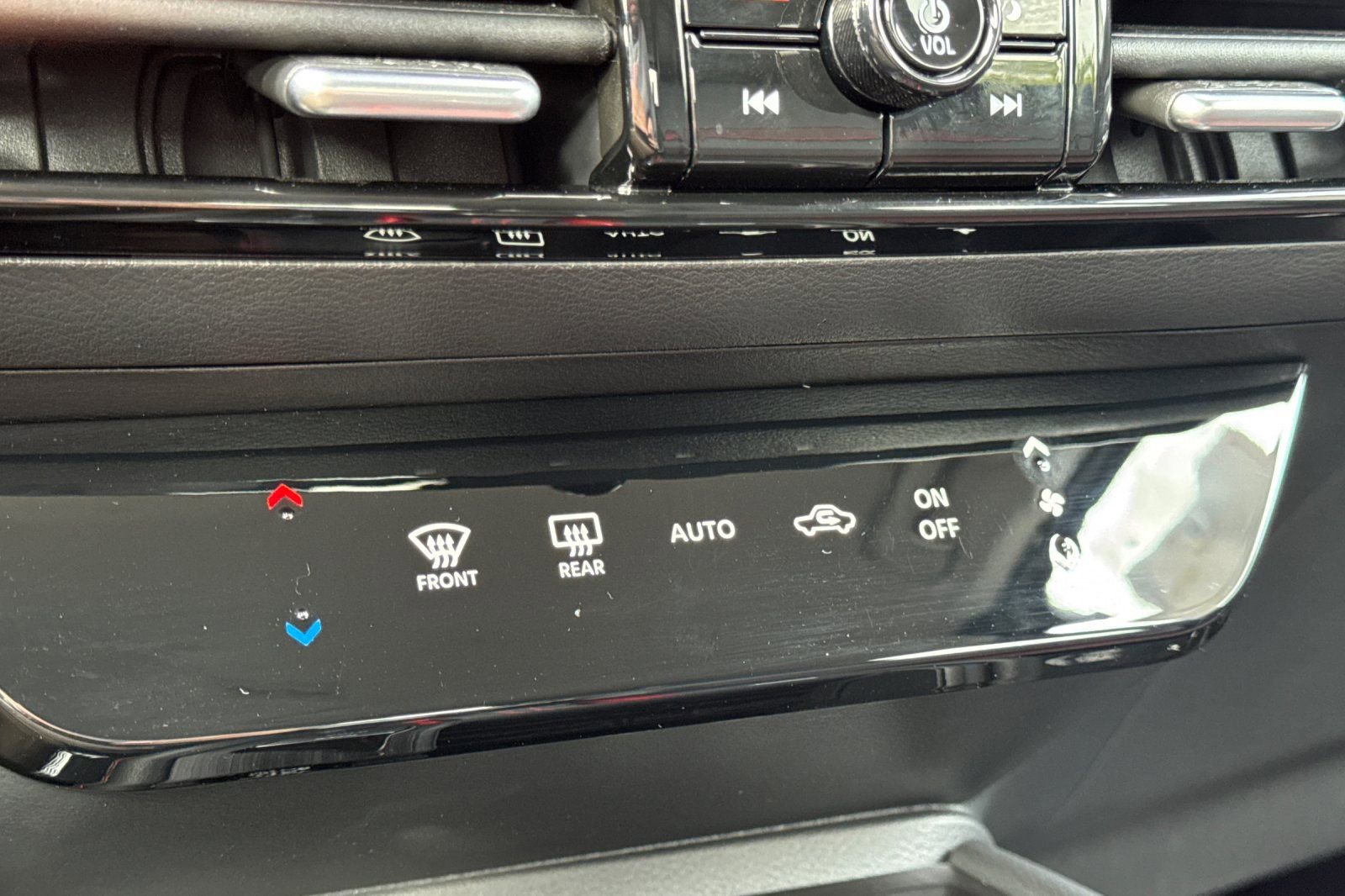 Used 2025 Nissan Kicks SR FWD image 21