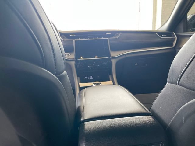 Used 2025 Jeep Grand Cherokee Altitude AWD/4WD image 19