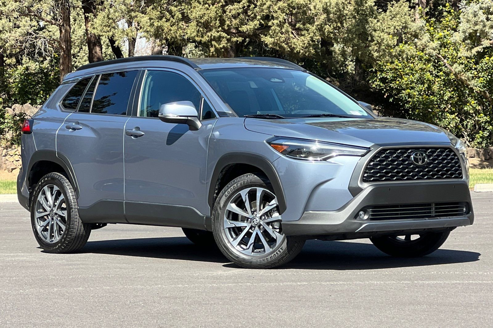 Used 2024 Toyota Corolla Cross XLE image 2