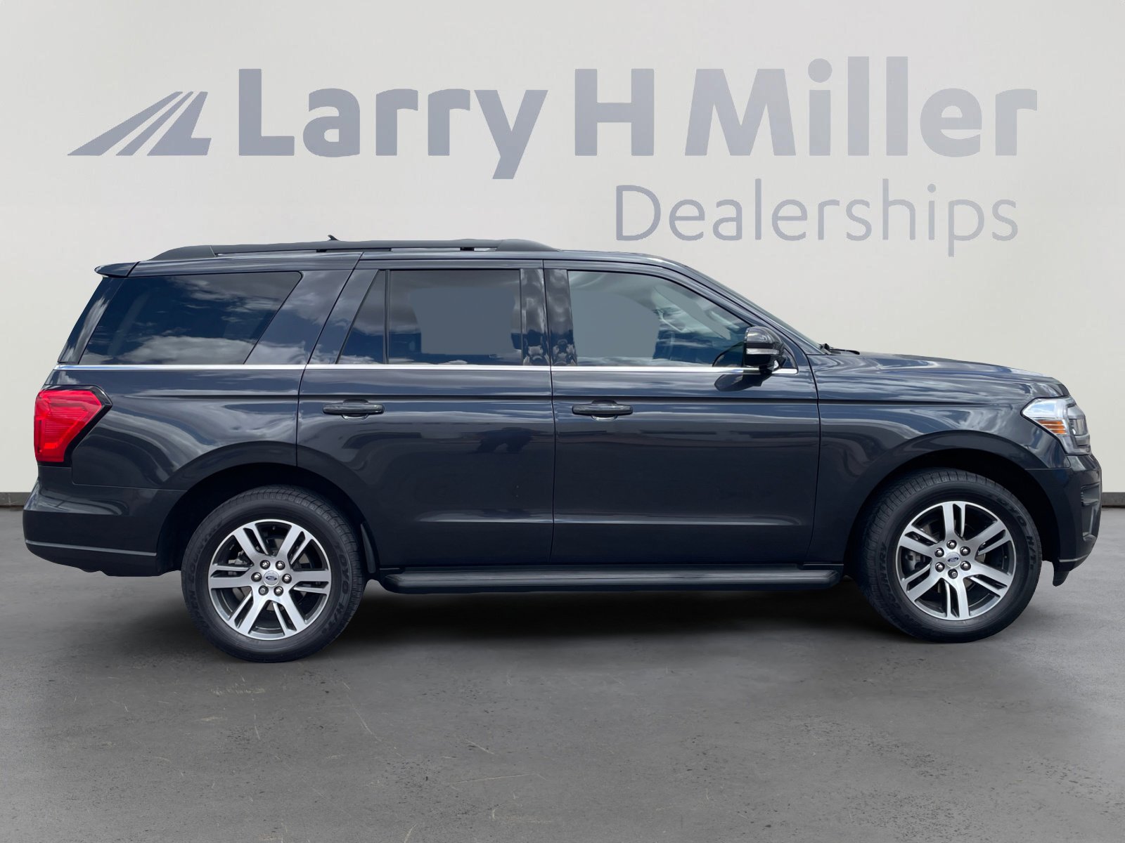 Used 2024 Ford Expedition XLT RWD image 6