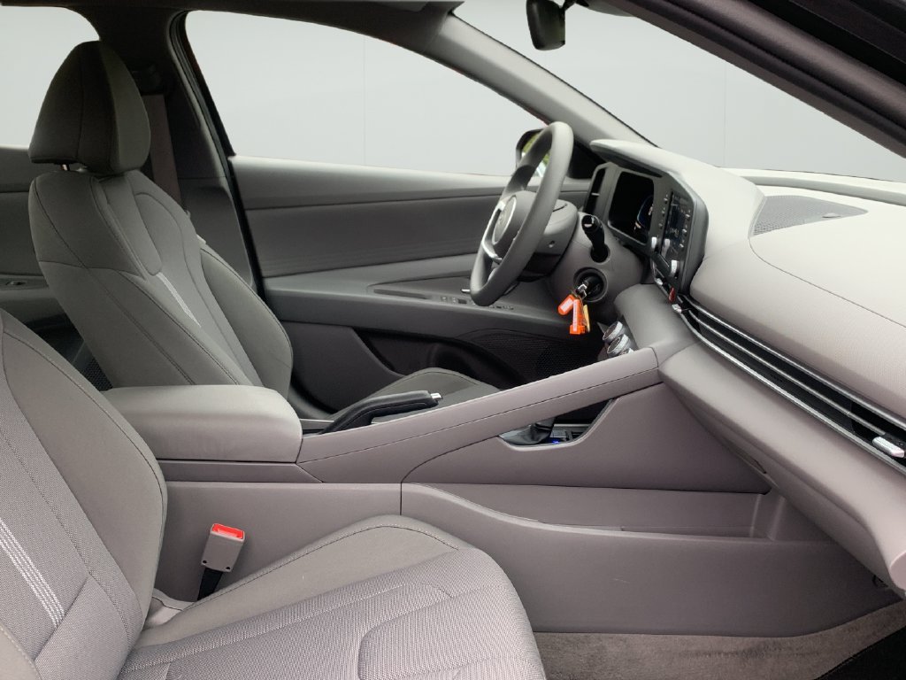 Certified 2026 Hyundai Elantra SE w/ Cargo Package FWD image 36